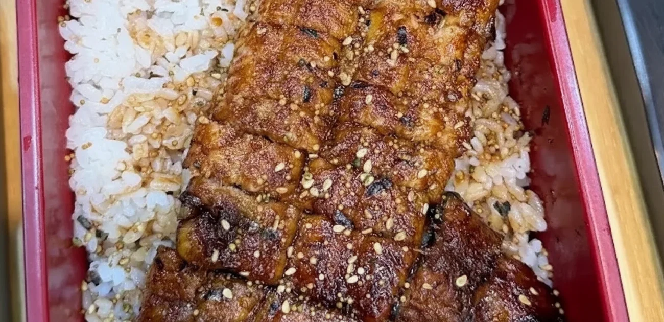 Cận cảnh lươn nướng than rắc mè trên cơm